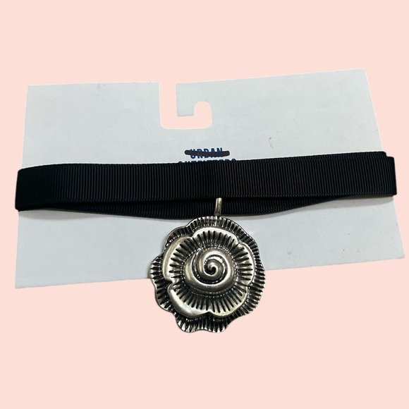 Urban Outfitters Rosette Silver Flower Pendant  Choker Necklace - Picture 1 of 3